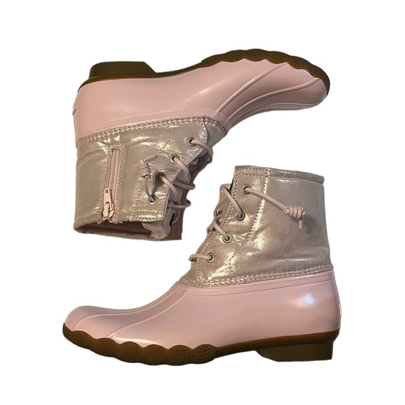 Sperry Big Kid's Saltwater Metallic Pink Duck Boot - Picture 5 of 13